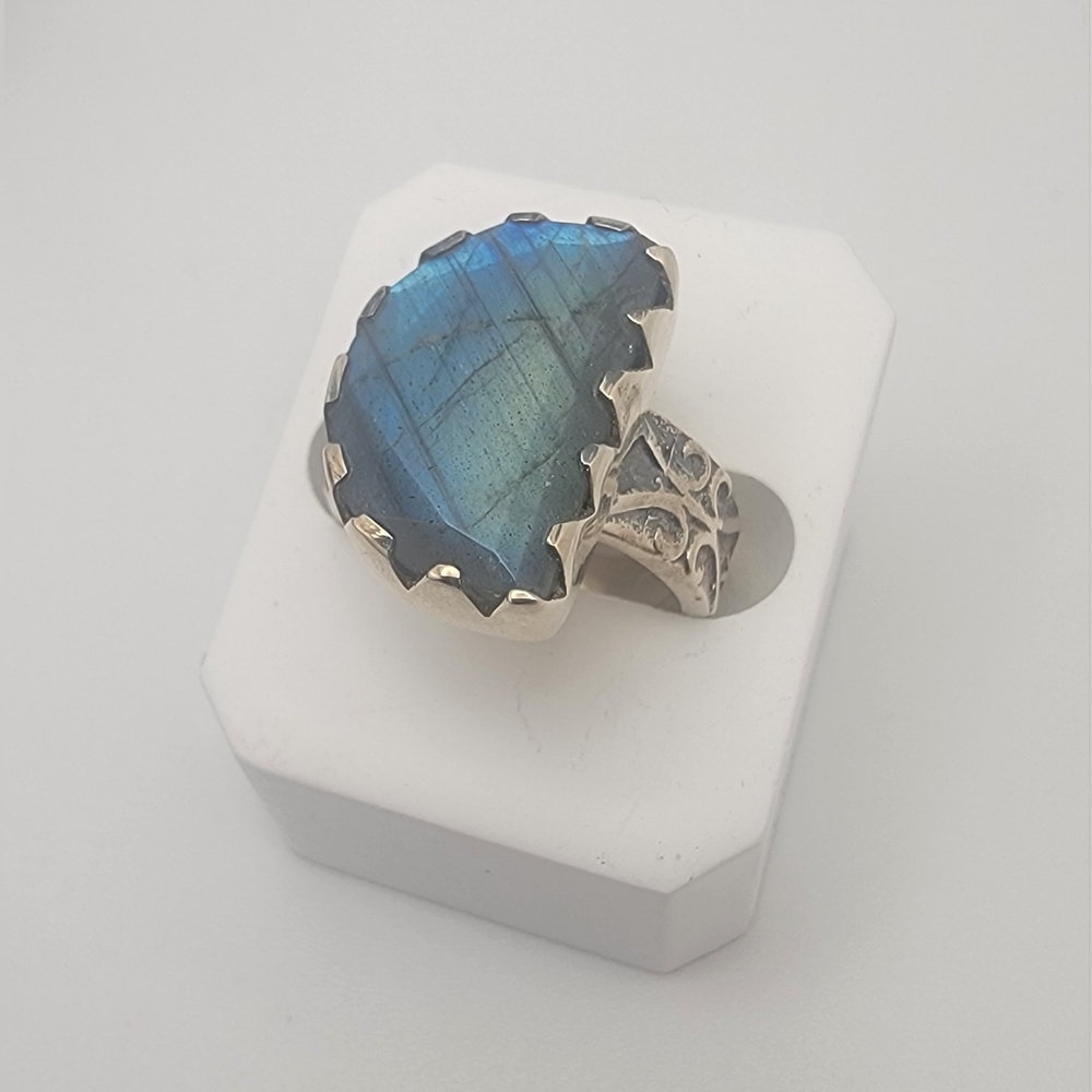 Elegant Silver and Labradorite Gemstone Ring Size 6-3/4
